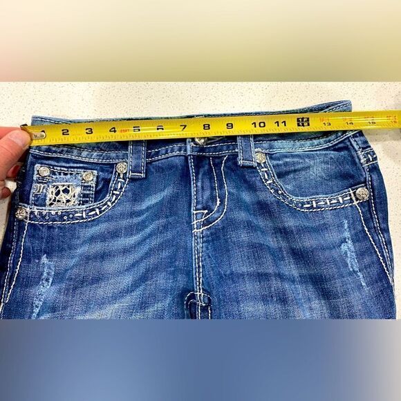Miss Me Low Rise Distressed Stretch Capri Jeans Size 26x25 - Picture 6 of 11
